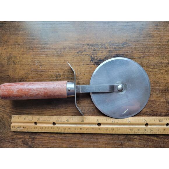 The Pampered Chef #1301 - Large 4" Pizza Cutter/Wheel, Slicer w/Wood Handle - Picture 8 of 9